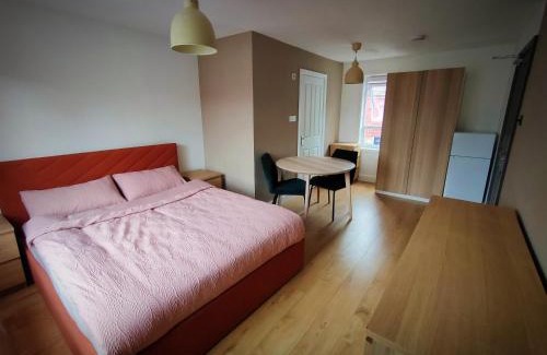 Peterborough Apartment | Spacious En-Suite Rooms & Off-Suite Rooms Near Hospital and Shops