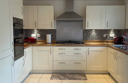 Norton Fitzwarren House | Spacious Family Retreat in Serene Taunton | Sleeps 8 | Near Town & Countryside