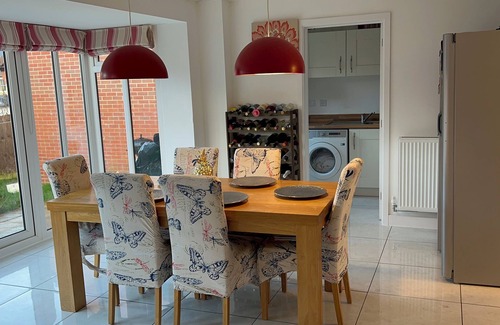 Norton Fitzwarren House | Spacious Family Retreat in Serene Taunton | Sleeps 8 | Near Town & Countryside