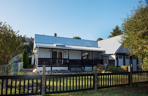 Port Renfrew House | Spacious, Family and Pet-Friendly 4 BR/2 Bath "Seaglass and Surf"