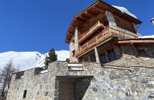 Tignes le Lac Ski Chalet | Spacious Family Chalet in the Heart of Tignes – Stunning Lake and Glacier Views