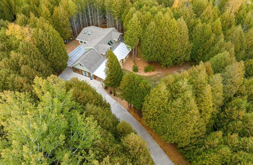 Rowleys Bay House | Spacious Family-Friendly Cottage on 7.5 acre peaceful wooded area