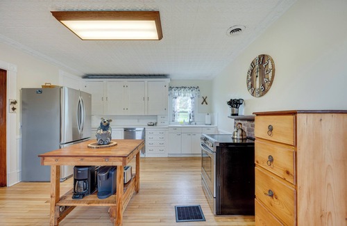 Pittsburg House | Spacious, family friendly 5-bedroom home in Pittsburg village with trail access.