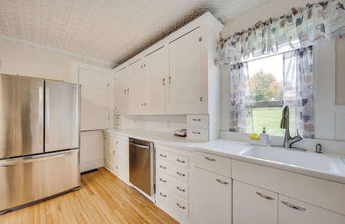 Pittsburg House | Spacious, family friendly 5-bedroom home in Pittsburg village with trail access.