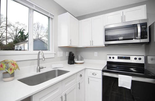 Gastonia House | Spacious family friendly work play haven! Ideal for traveling workers! Near Fuse