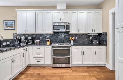 Foster - Powell House | Spacious Family Friendly SE, Free Parking, A/C, Walk to food, Toy Room, Crib!