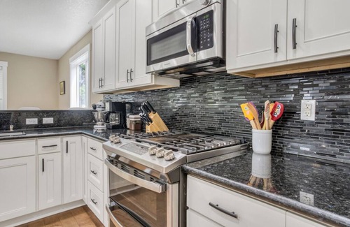 Foster - Powell House | Spacious Family Friendly SE, Free Parking, A/C, Walk to food, Toy Room, Crib!