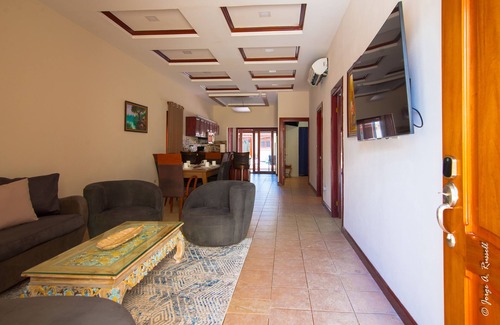 Barrio Ricos y Famosos Villa | Spacious Family & Friends Villa – Walk to the Beach & Heart of Jaco!