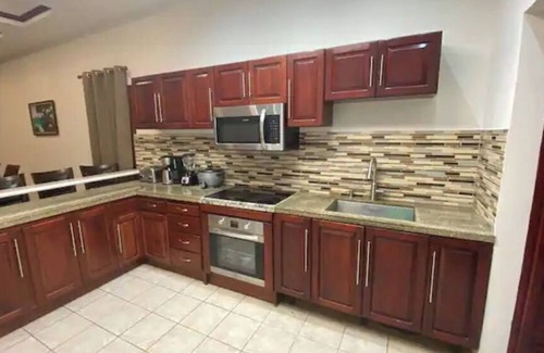 Barrio Ricos y Famosos Villa | Spacious Family & Friends Villa – Walk to the Beach & Heart of Jaco!