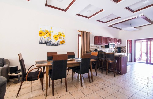 Barrio Ricos y Famosos Villa | Spacious Family & Friends Villa – Walk to the Beach & Heart of Jaco!