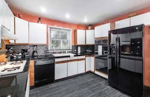 Hough House | Spacious Family Getaway - Near Cleveland Clinic