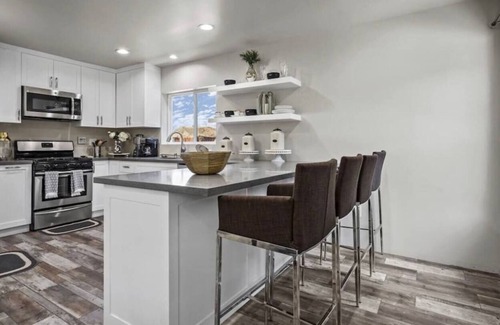 Valencia House | Spacious family home private entry near six flags