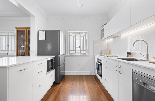 Gordon Park House | Spacious Family Home with Garden in Quiet Suburb