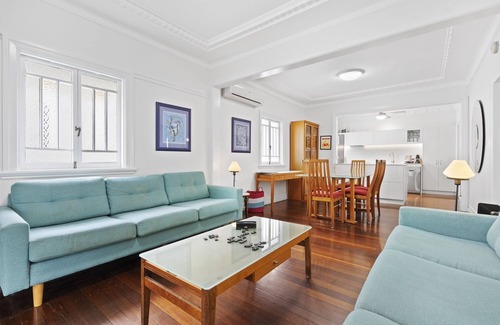 Gordon Park House | Spacious Family Home with Garden in Quiet Suburb