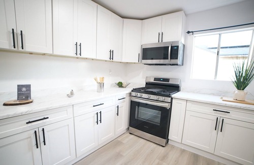 Winnetka House | Spacious Family Home In LA- 4 BR