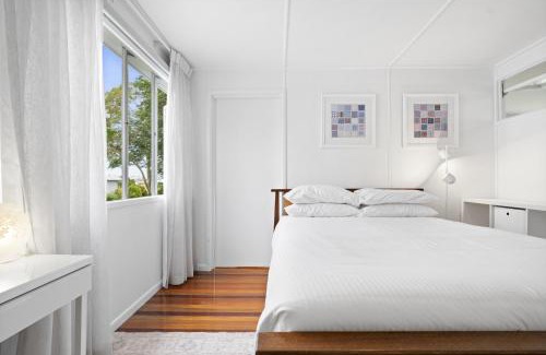 Gordon Park House | Spacious Family Home with Garden in Quiet Suburb