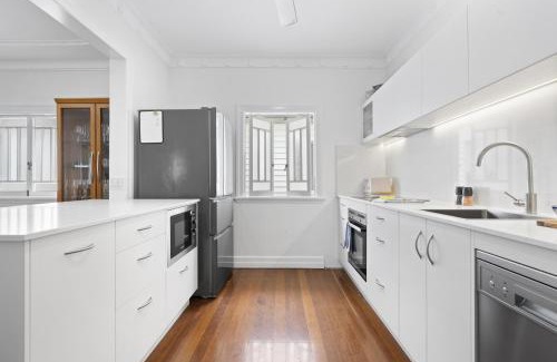 Gordon Park House | Spacious Family Home with Garden in Quiet Suburb