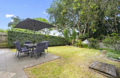 Gordon Park House | Spacious Family Home with Garden in Quiet Suburb