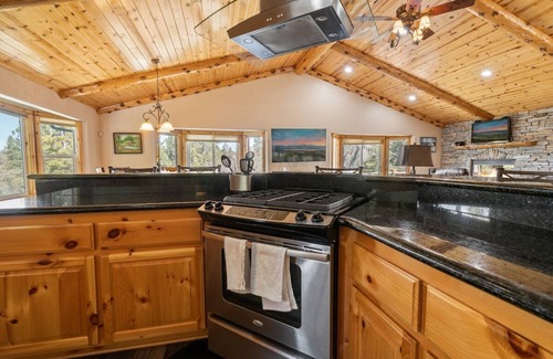 Upper Moonridge Cabin | Spacious Family Retreat in Big Bear Lake: Pet-Friendly, Fire Pit, Sonos & Jacuzzi – 3400 Sq Ft Luxury