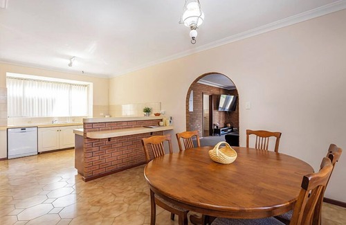Dianella House | Spacious Family Retreat - Executive Escapes