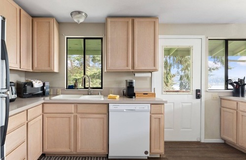 Freeland House | Spacious Family Retreat with Ocean View, Pet friendly
