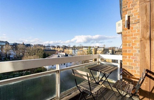 Camden Apartment | Spacious family-sized bright flat near Primrose Hill Hampstead Heath and Regents