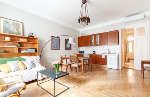Vizivaros Apartment | Spacious family suite along river side, in the heart of Buda