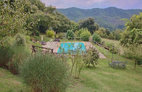 Apecchio House | Spacious Farmhouse in Apecchio with Pool