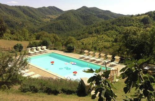 Apecchio House | Spacious Farmhouse in Apecchio with Pool