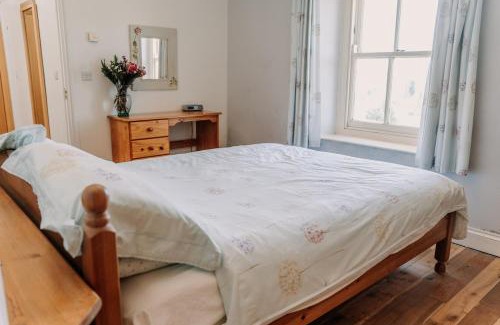Narberth House | Spacious Farmhouse Retreat with Hot Tub, sleeps 12