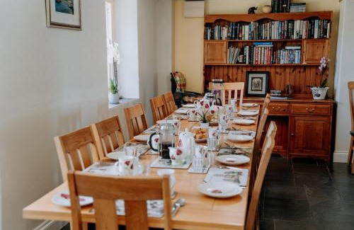 Narberth House | Spacious Farmhouse Retreat with Hot Tub, sleeps 12