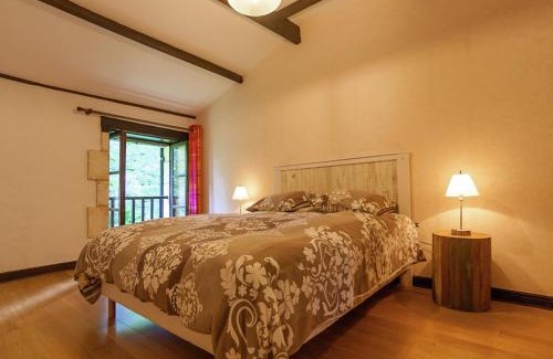 Nantheuil House | Spacious farmhouse with private heated pool in a rustic garden