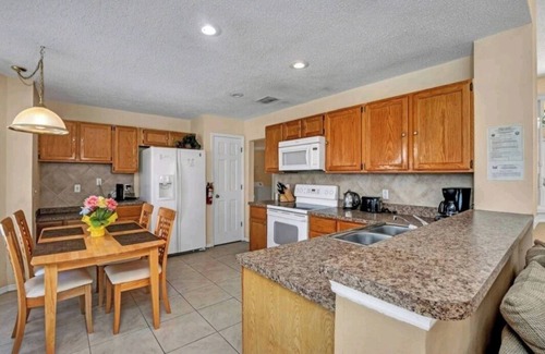 Lindfields Villa | Spacious Five Bed Holiday Home