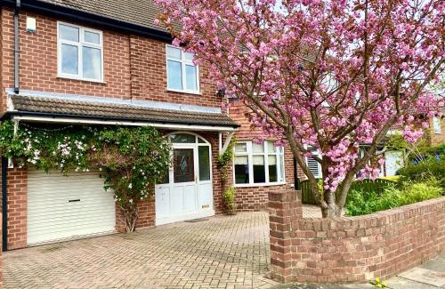 York House | Spacious Five-Bedroom House Close to York Centre - Orchid House