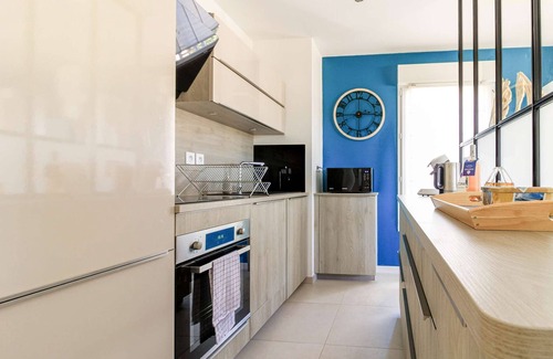 Bormes-Les-Mimosas Apartment | Spacious flat Hotel services and Pool