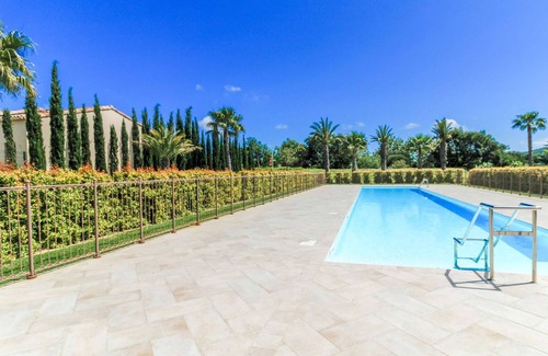 Bormes-Les-Mimosas Apartment | Spacious flat Hotel services and Pool