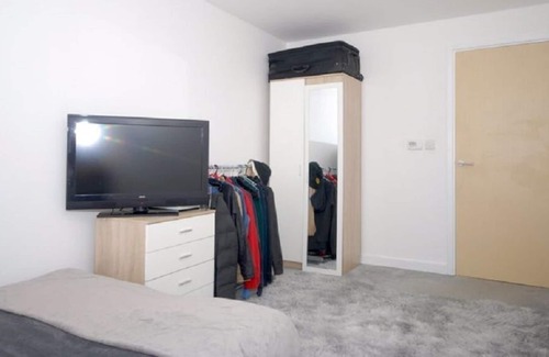 Street Apartment | Spacious Flat in Central Street. Very close to the historical Glastonbury.