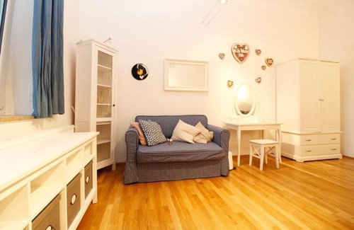 St. Vinzenz Apartment | SPACIOUS for BIG GROUPS OKTOBERFEST/BAUMA