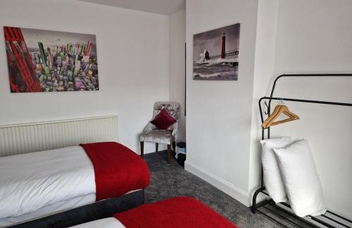 Birstall House | Spacious four bedroom Home with Parking Family Friendly