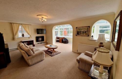 Roundham House | Spacious Four Bedroom House, 3 min walk to beach