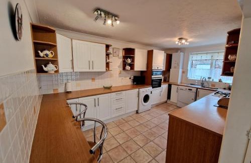 Roundham House | Spacious Four Bedroom House, 3 min walk to beach