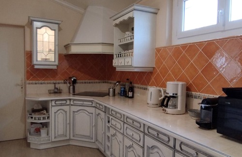 Domino House | Spacious Family Home in Domino - Near Beach & Market, Sleeps 9