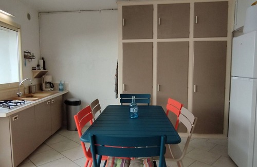 Domino House | Spacious Family Home in Domino - Near Beach & Market, Sleeps 9