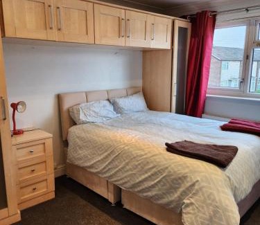 Leeds House | Spacious, free parking, 9 mins Elland Rd, nr town