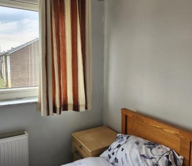 Leeds House | Spacious, free parking, 9 mins Elland Rd, nr town