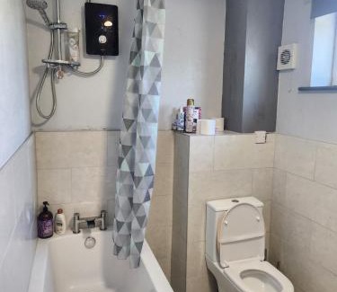 Leeds House | Spacious, free parking, 9 mins Elland Rd, nr town