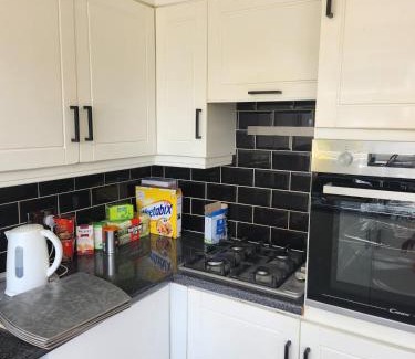 Leeds House | Spacious, free parking, 9 mins Elland Rd, nr town