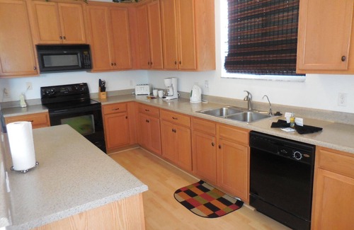 Kissimmee House | Spacious fully furnished home w heated pool & spa, 25 mins to Disney & Universal