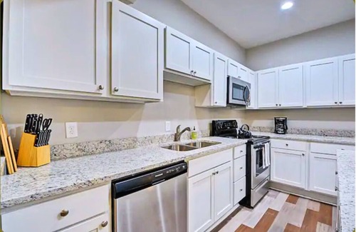 Near Northside House | Spacious Fully Renovated 6BR/3BA Townhome!