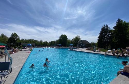 Tobyhanna Ski Chalet | Spacious Gateway, 15 min to Camelback Ski, Hot tub, Game room